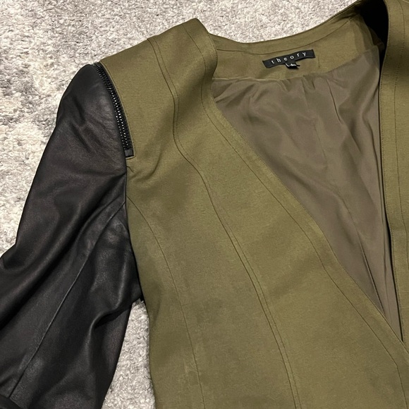 Theory army green blazer with leather sleeves and zipper shoulder acce - Picture 8 of 9